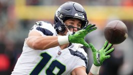 Seahawks-WR-Jake-Bobo-catches-ball-during-warmups-Getty-900.jpg