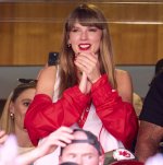 taylor-swift-cheers-from-a-suite-as-the-kansas-city-chiefs-news-photo-1695674429.jpg